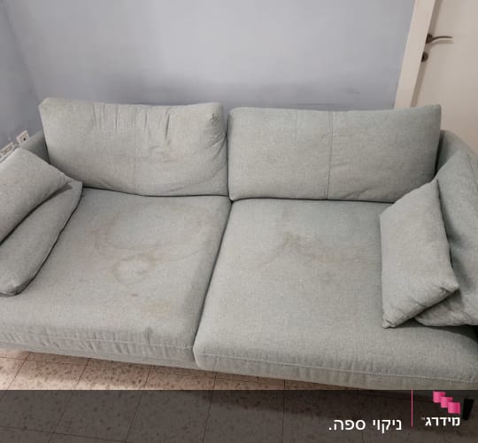 ספה עם כתמים על הריפוד